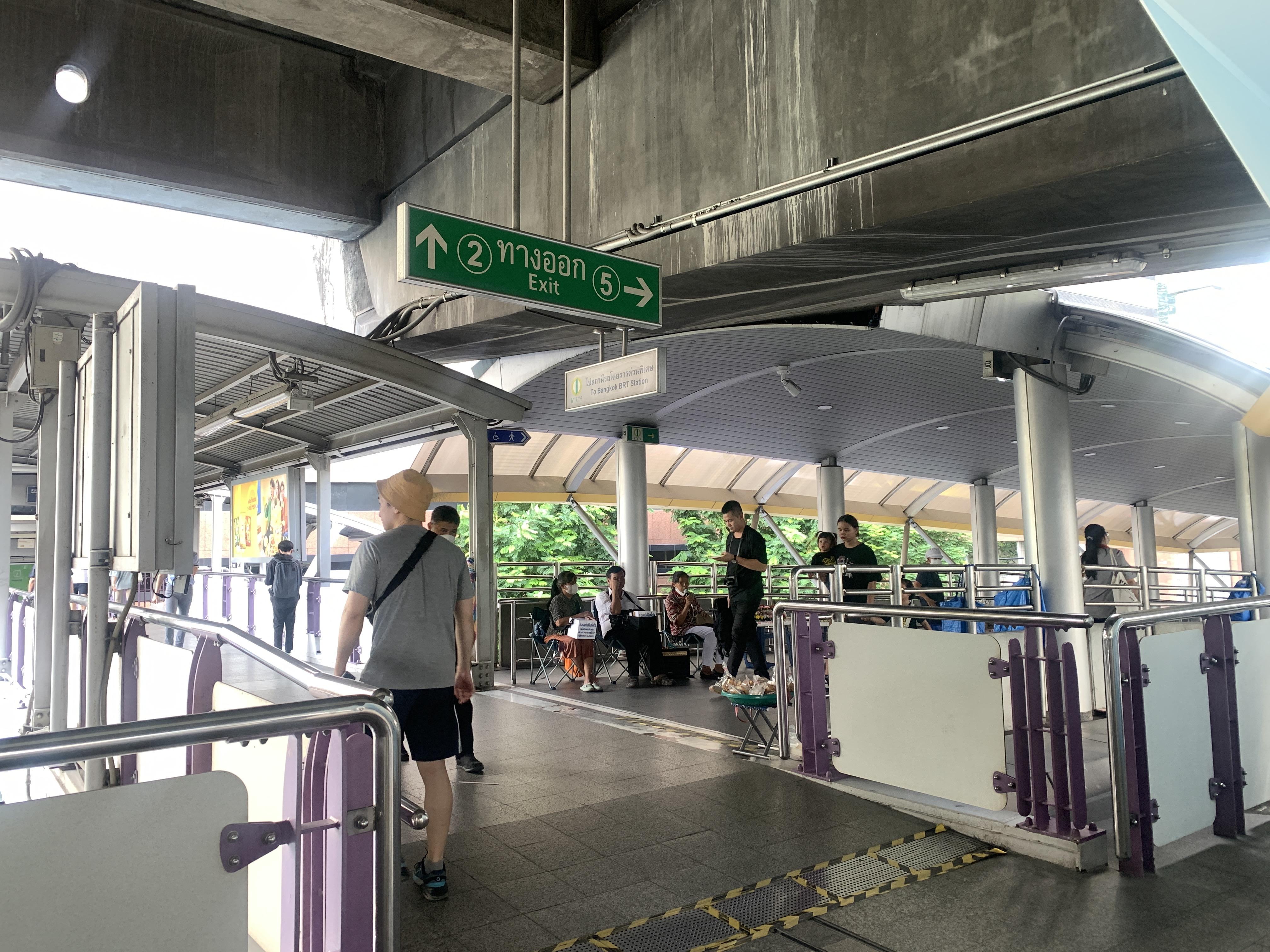 指示牌指引5号出口方向