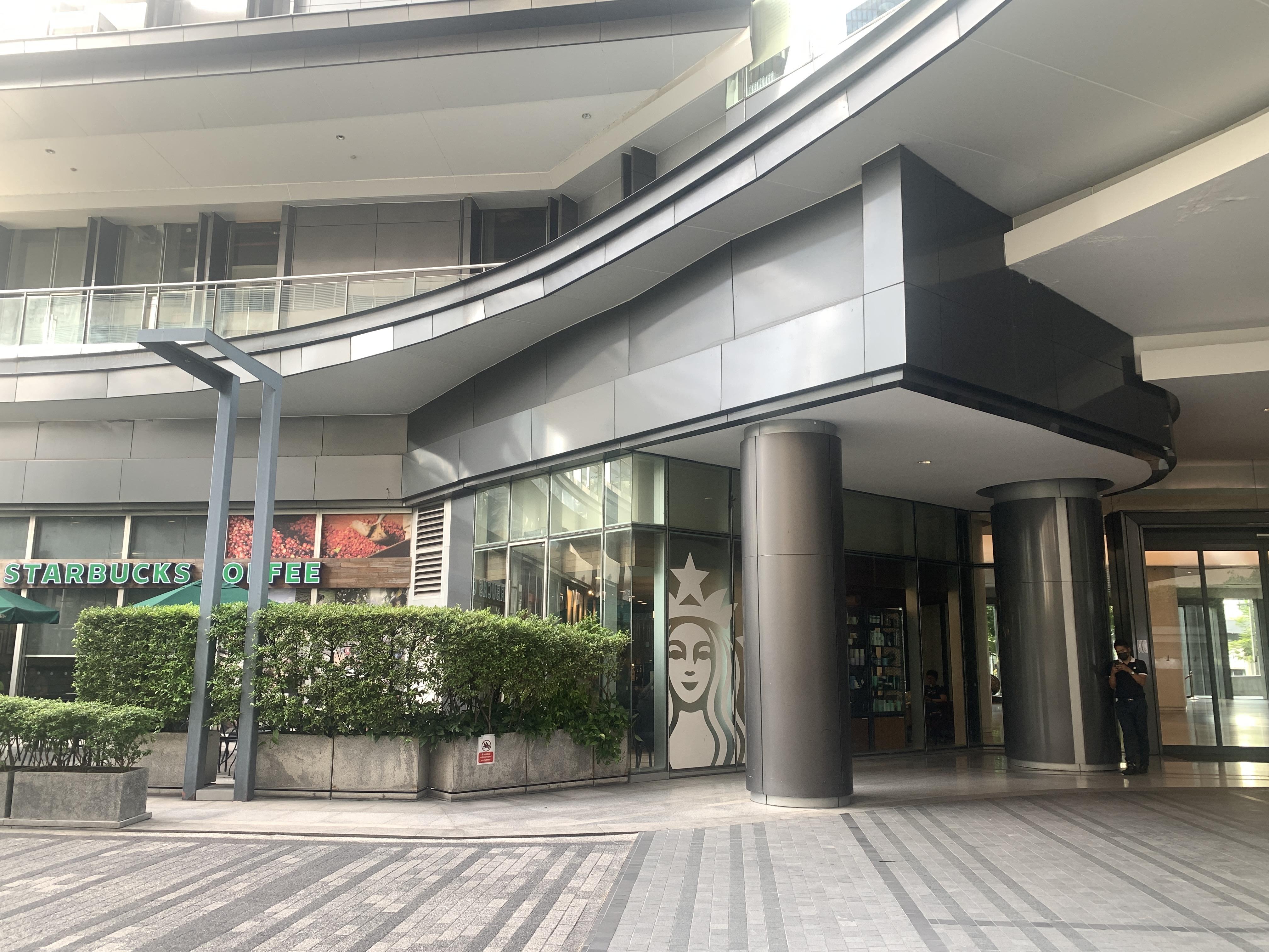 大门旁的星巴克