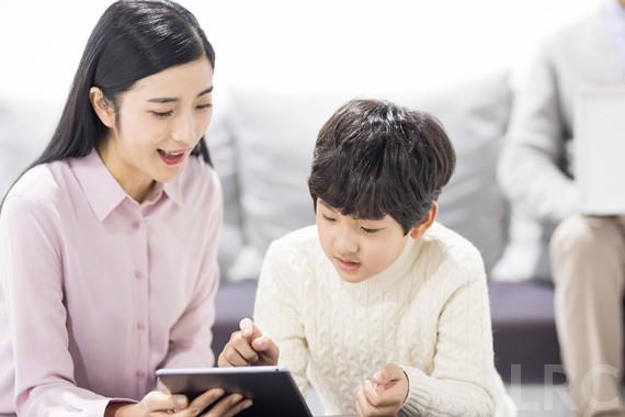 习惯熬夜刷手机，对卵巢和精子伤害有多大？LRC医生给出的“减伤”方案